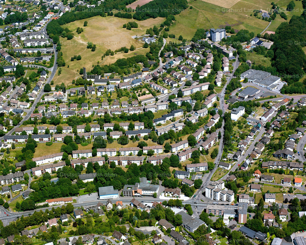 2632302 | MEINERZHAGEN 25.08.2016 Wohngebiet der Mehrfamilienhaussiedlung an der Straße Auf der Leye in Meinerzhagen im Bundesland Nordrhein-Westfalen, Deutschland. // Residential area of the multi-family house settlement on Strasse Auf of Leye in Meinerzhagen in the state North Rhine-Westphalia, Germany. Foto: Gerhard Launer