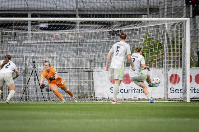 Frauen Fußball-Bundesliga; Bayer 04 Leverkusen - Werder Bremen, 17.05.2026 | LEVERKUSEN, 17.05.2026 - Friederike Repohl (Bayer 04 Leverkusen, 27) ist beim Elfmeter chancenlos gegen Larissa Muehlhaus (Werder Bremen, 7)  während der Begegnung Bayer 04 Leverkusen - Werder Bremen an Spieltag 26 der Google Pixel Frauen-Bundesliga am 17.05.2026 im Ulrich-Haberland-Stadion in Leverkusen (Nordrhein-Westfalen). DFL REGULATIONS PROHIBIT ANY USE OF PHOTOGRAPHS AS IMAGE SEQUENCES AND/OR QUASI-VIDEO.