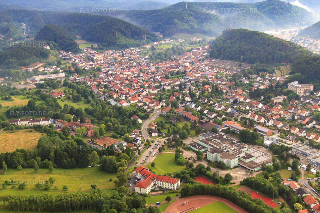 Luftbild: Ortsansicht aus Osten mit Realschule plus und Fachoberschule Dahn und Haus am Kurpark Dahn in Dahn im Bundesland Rheinland-Pfalz in Deutschland.Foto: IMG_29299.jpg vom 25.06.2010 durch Werner Riehm/FLY-FOTO.deAuflösung des Originals: 4371 x 2914 pxWWW.REALSCHULE-PLUS-DAHN.DE