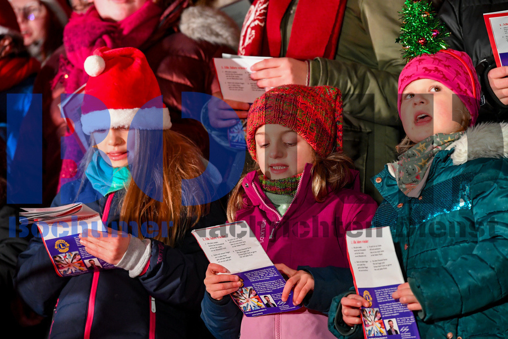 Weihnachtssingen im Stadion | {headline}



(Foto: Christian Schnaubelt / BOND)

 - Realisiert mit Pictrs.com