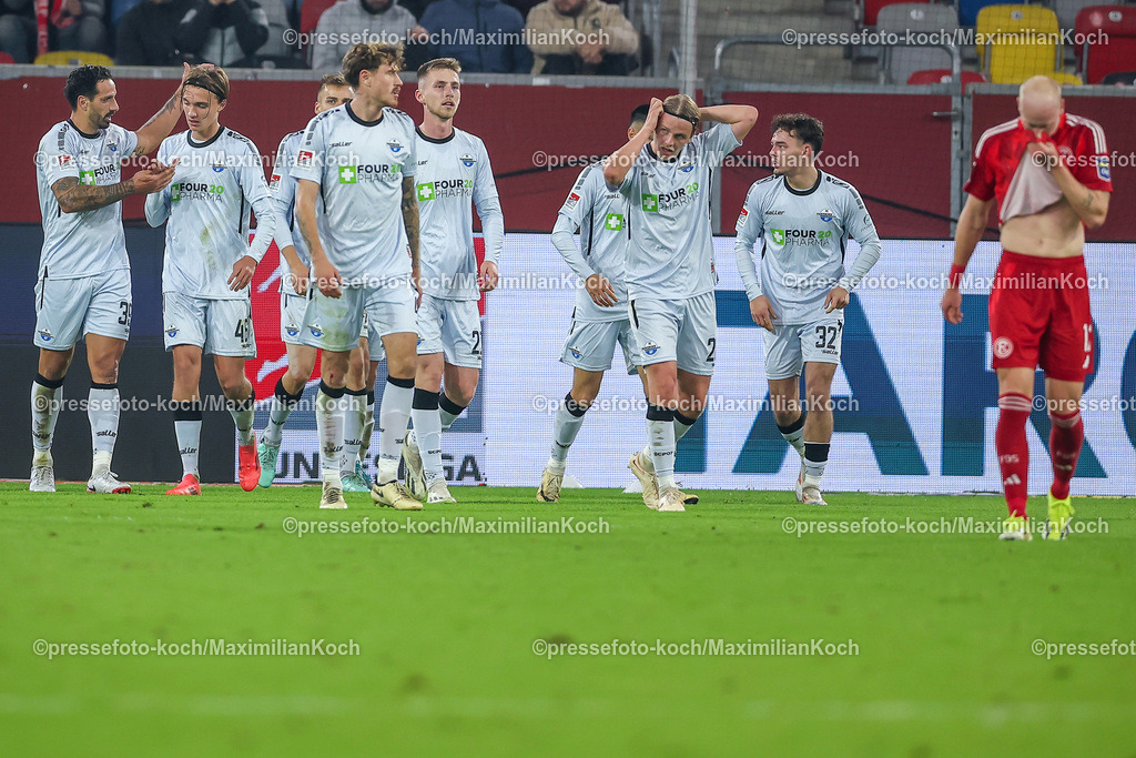Due09112401046 | 09.11.2024, Fußball, Fortuna Düsseldorf - SC Paderborn 07, 2. Bundesliga, Merkur Spiel-Arena, Saison 2024 2025: Torjubel nach dem 1:0 für Paderborn nach EIgentor von Torwart Florian Kastenmeier (Fortuna Düsseldorf #33)DFB regulations prohibit any use of photographs as image sequences and or quasi-video.