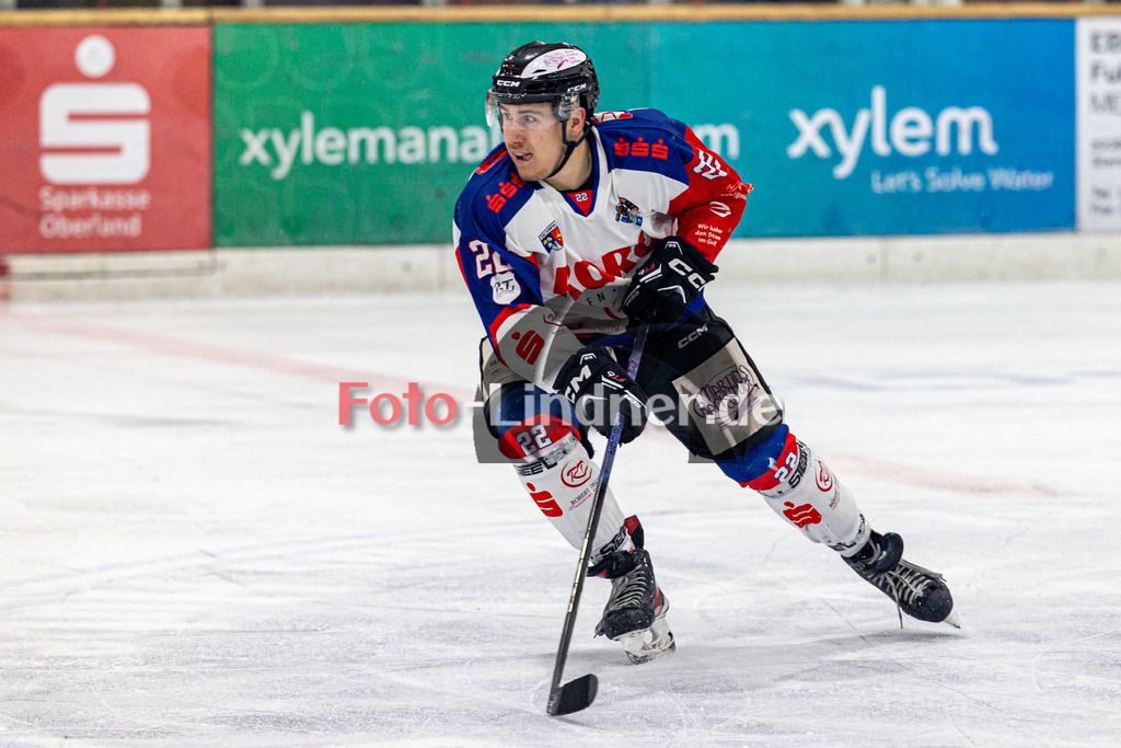 TSV Peißenberg Miners vs ESC Dorfen Eispiraten | Eishockey Bayernliga 2023/2024, TSV Peißenberg Miners vs ESC Dorfen Eispiraten, 20231229,
Felix LOHMAIER (Eispiraten 22) in Aktion,
2023-12-29 in Peißenberg (Eisstadion)
22 Felix LOHMAIER (Eispiraten 22)
Copyright: WolfgangxLindner foto-lindner.de