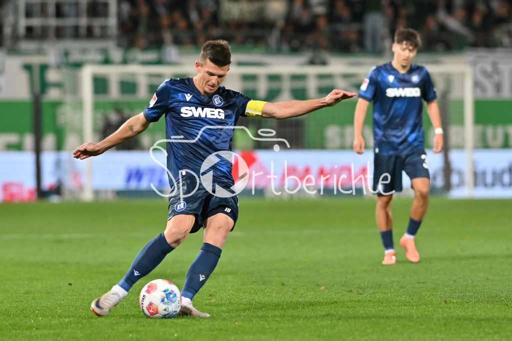 SpVgg Greuther Fürth - Karlsruher SC | FUERTH, GERMANY - OCTOBER 24: with ball Marvin WANITZEK (Karlsruher SC 10) during the 2. bundesliga match between SpVgg Greuther Fuerth vs. Karlsruher SC on matchday 10 at Sportpark Ronhof Thomas Sommer on October 24, 2025 in Fuerth, Germany / DFL REGULATIONS PROHIBIT ANY USE OF PHOTOGRAPHS AS IMAGE SEQUENCES AND/OR QUASI-VIDEO