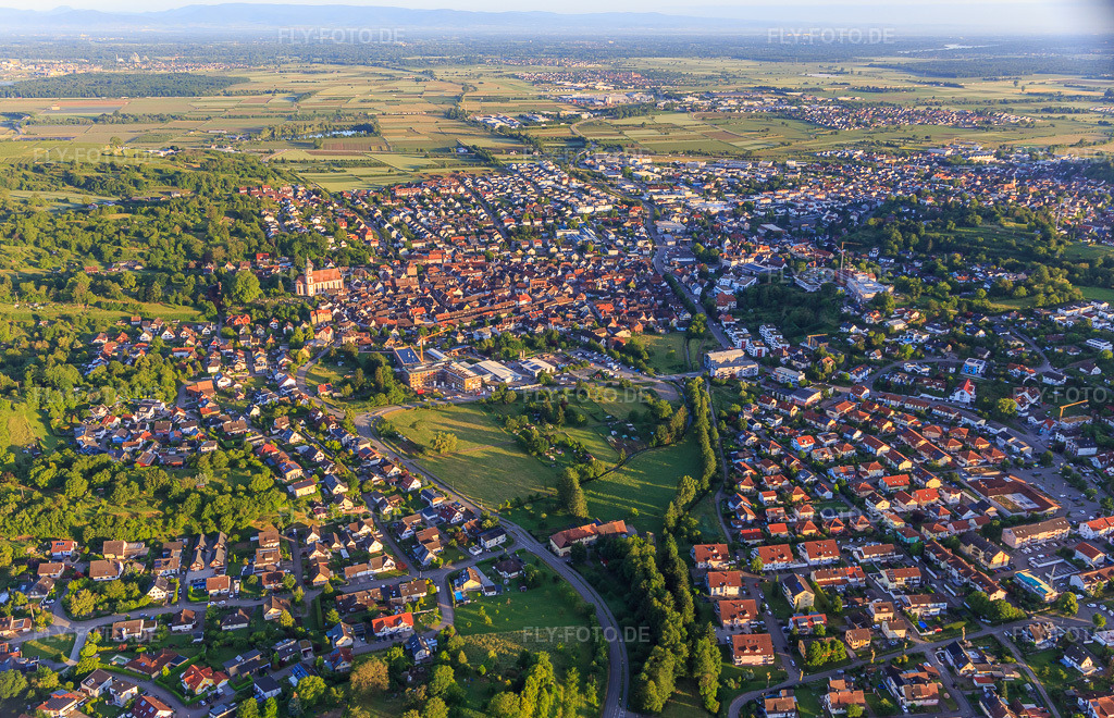 Luftbild: Stadtansicht aus Osten in Ettenheim im Bundesland Baden-Württemberg in Deutschland. Foto: IMG_147508.jpg vom 30.05.2025 durch Werner Riehm/FLY-FOTO.de