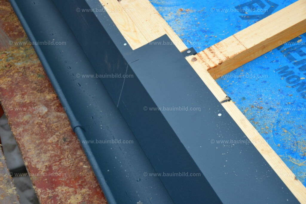 bib-lg11-spenglerarbeiten-0113 | Nach LV-Leistungsgruppen sortierte Detailfotos über den Bau eines Hauses. Alle Hausbau-Bilder direkt vom Urheber und Autor der Website Haus-Selber-Bauen.com