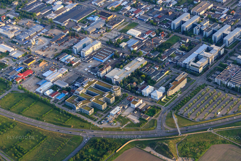 Luftbild: Industriegebiet von der Albert-Einstein-Straße bis zur Dietmar-Hopp-Allee mit SAP SE und Evora IT Solutions GmbH in Walldorf im Bundesland Baden-Württemberg in Deutschland. Foto: IMG_66417.jpg vom 30.05.2014 durch Werner Riehm/FLY-FOTO.deWWW.SAP.COM