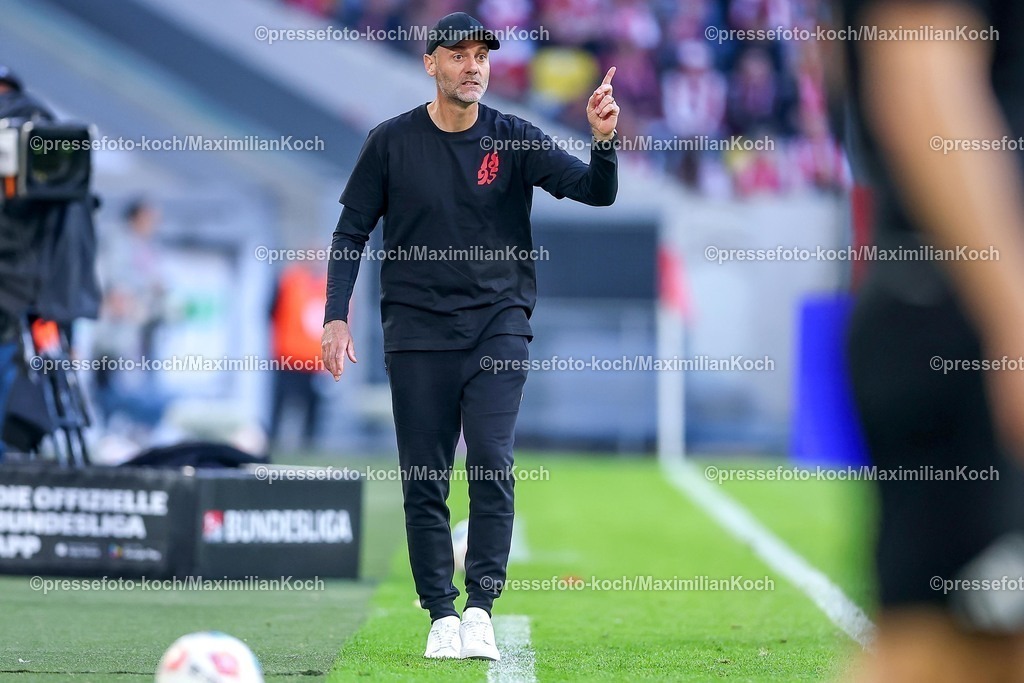 F9524042601046 | 24.04.2026, Fußball, Fortuna Düsseldorf - SC Dynamo Dresden, 2. Fußball Bundesliga, Herren, Merkur Spiel-Arena, 31. Spieltag, Saison 2025 2026: Cheftrainer Alexander Ende (Fortuna Düsseldorf) gestikulierend am Spielfeldrand   DFB regulations prohibit any use of photographs as image sequences and or quasi-video.
