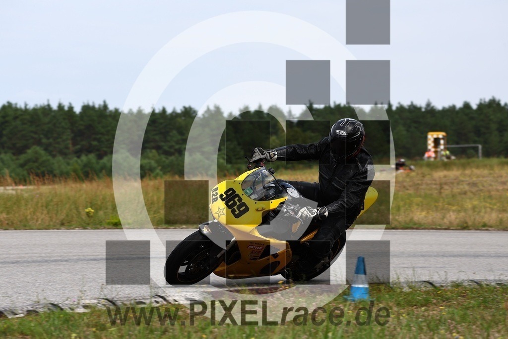 0969-PXR60730 | Schöne Erinnerungen an spannende Momente - das festzuhalten ist unser Job. PIXELrace.de ist seit 2003 auf den Rennstrecken Europas unterwegs um die Action draußen beim Fahren und die wunderbare Stimmung imm Fahrerlager für euch einzufangen.
