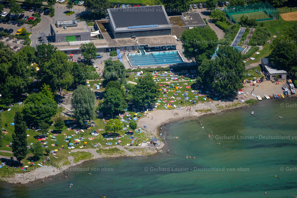 4031584 | WASSERBURG (BODENSEE) 12.06.2020 Uferbereiche des Strandbad Aquamarin Wasserburg mit Badegästen in Wasserburg (Bodensee) am Bodensee im Bundesland Bayern, Deutschland. // Shore areas of the lido Aquamarin Wasserburg with bathers in Wasserburg (Bodensee) on Lake Constance in the state Bavaria, Germany. Foto: Gerhard Launer