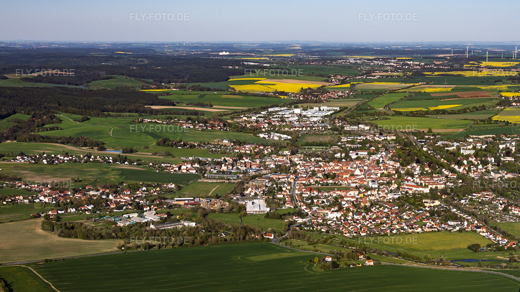Luftbild: Stadtansicht aus Westen in Neustadt an der Orla im Bundesland Thüringen in Deutschland. – Foto: IMG_155360.jpg vom 02.05.2026 durch Werner Riehm/FLY-FOTO.de – Auflösung des Originals: 4193 x 2356 px