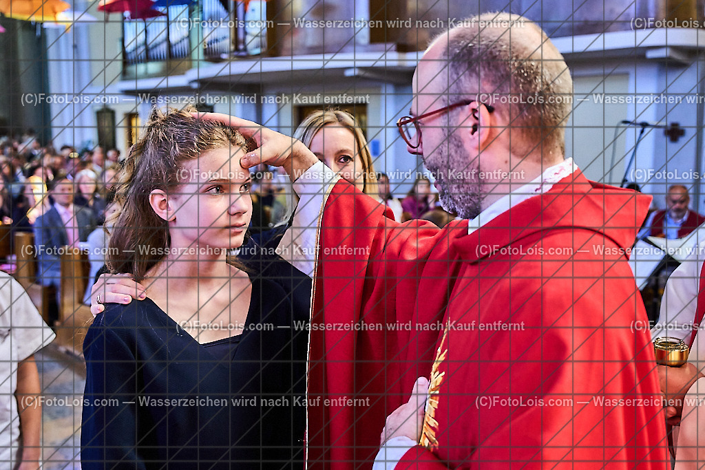 ALP1175_PfarrFirmung Wieselburg_Firmvorgang | (C)FotoLois.com, Alois Spandl, Firmung in der Pfarrkirche Wieselburg mit Generalvikar Dr. Christoph Weiss, Dechant Pfarrer Daniel Kostrzycki und Monignore Franz Dammerer, Sa 15. Juni 2024.