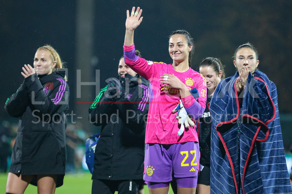 Fussball, Google Pixel Frauen-Bundesliga, SV Werder Bremen - FC Bayern München | v.li.: Maria Luisa Grohs (Mala, Torhüterin, Torwart, FC Bayern München, 22) winkt den Fans, bedankt sich bei den Fans, Zuschauern für die Unterstützung, DIE DFB-RICHTLINIEN UNTERSAGEN JEGLICHE NUTZUNG VON FOTOS ALS SEQUENZBILDER UND/ODER VIDEOÄHNLICHE FOTOSTRECKEN. DFB REGULATIONS PROHIBIT ANY USE OF PHOTOGRAPHS AS IMAGE SEQUENCES AND/OR QUASI-VIDEO.