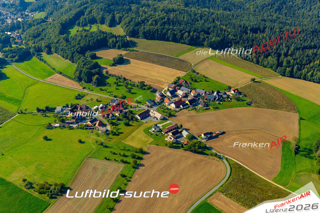 Das Luftbild zeigt : Neudorf Obertrubach - Die Luftaufnahme wurde 2024 vom UL-Flugzeug aus erstellt ( keine Drohne ) - Hochauflösende Luftaufnahme - Für grossformatige Ausdrucke geeignet. Die Geschenkidee !Mit Lizenz und Bildrechte bestellbar