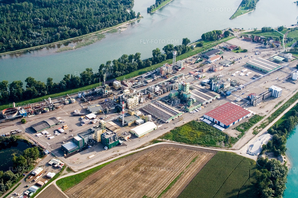 Aerial view: Chemical plants on the Rhine in Lauterbourg in the state Bas-Rhin, France. – Photo: IMG_3839.jpg taken on 09/10/2006 by Werner Riehm/FLY-FOTO.com – Resolution of the original: 3144 x 2097 px