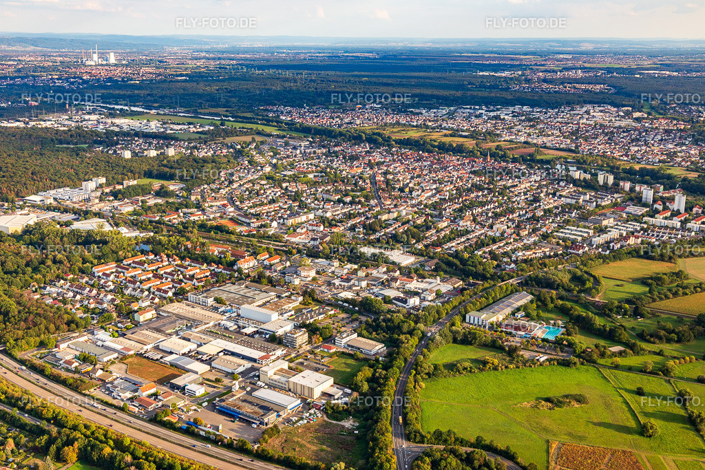 Ortsansicht der Straßen und Häuser der Wohngebiete in Dörnigheim | Luftbild: Ortsansicht der Straßen und Häuser der Wohngebiete in Dörnigheim im Ortsteil Dörnigheim in Maintal im Bundesland Hessen in Deutschland. Foto: IMG_117510.jpg vom 10.09.2019 durch Werner Riehm/FLY-FOTO.de - Realisiert mit Pictrs.com