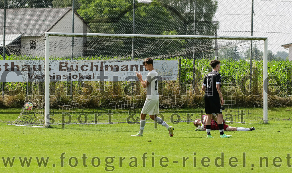 2023-07-02_071_SV_Walpertskirchen_gegen_FC_Herzogstadt | Walpertskirchen, Deutschland, 02.07.2023:
Fußball, Kreisliga 2023 / 2024, Testspiel, SV Walpertskirchen gegen FC Herzogstadt, Endergebnis: 

Julian Jaros (SV Walpertskirchen, #17), Torwart Florian Leininger (FC Herzogstadt, #22), Benedikt Schießl (FC Herzogstadt, #13)

Foto: Christian Riedel / fotografie-riedel.net
