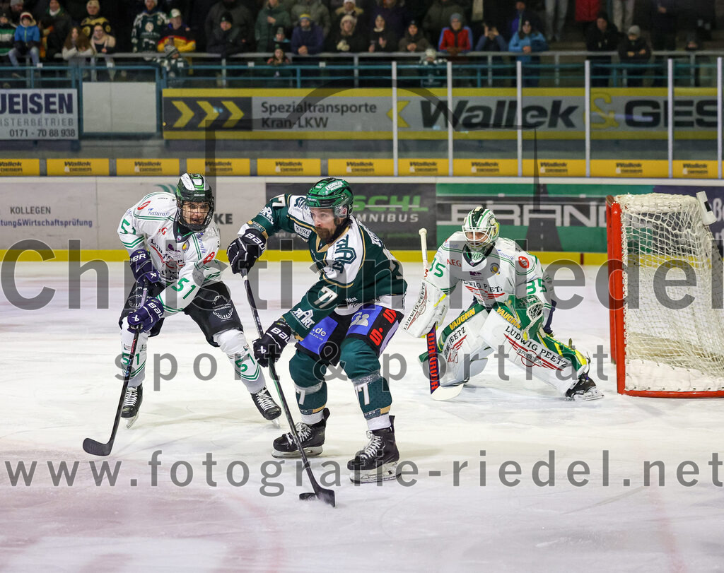 2026-01-02_024_TSV_Erding_gegen_Hoechstadt_Alligators | Erding, Deutschland, 02.01.2026:Eishockey, Oberliga Süd 2025 / 2026, 33. Spieltag, TSV Erding gegen Höchstadt Alligators, Endergebnis: 2:1Tim Weidner (Höchstadt Alligators, #51), Philipp Michl (Erding Gladiators, #77), Torwart Luca Ganz (Höchstadt Alligators, #35)Foto: Christian Riedel / fotografie-riedel.net
