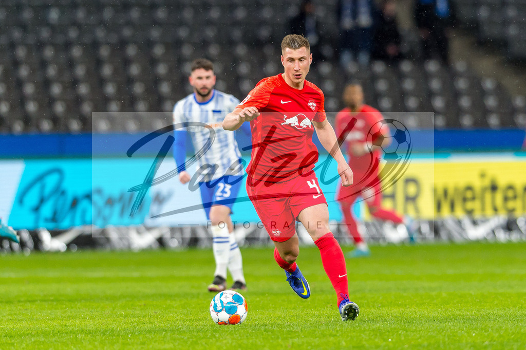 BSCRBL20220220_144 | Fussball, Herren: Willi Orban (RB Leipzig) in Aktion, am Ball, Einzelaktion bei dem Spiel der 1. Bundesliga zwischen Hertha BSC und RB Leipzig im Olypiastadion am 20.02.2022 in Berlin, Deutschland.DFB / DFL REGULATIONS PROHIBIT ANY USE OF PHOTOGRAPHS AS IMAGE SEQUENCES AND/OR QUASI-VIDEO. - Realisiert mit Pictrs.com