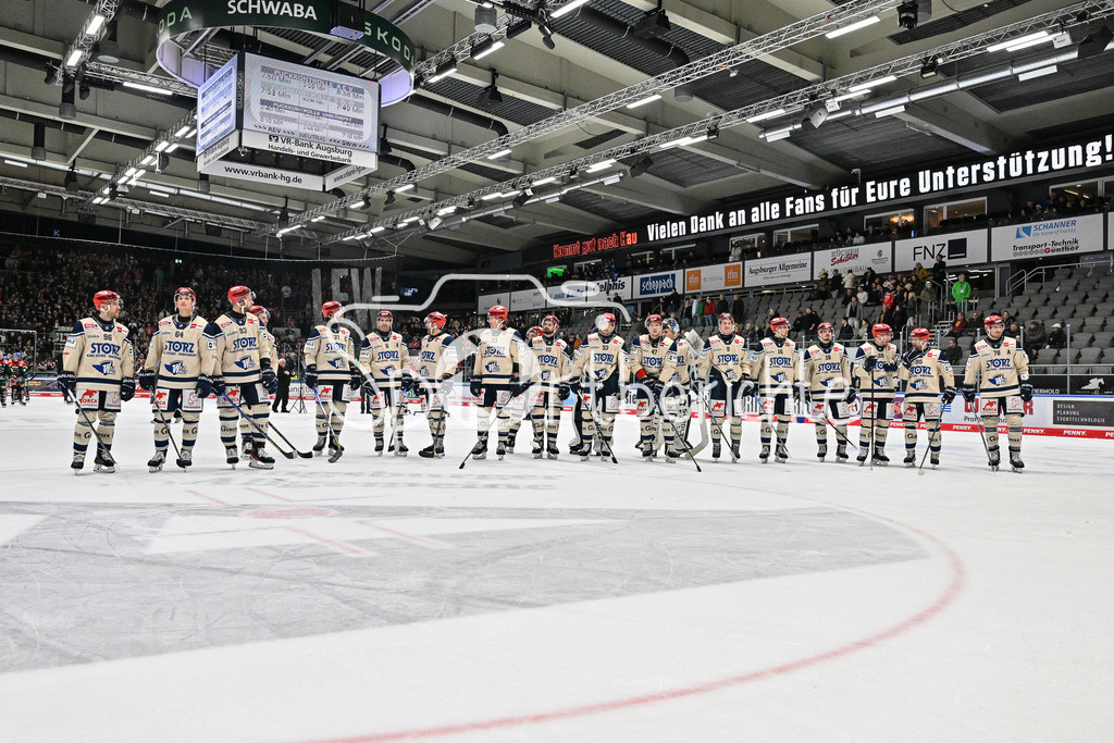 Augsburger Panther - Schwenninger Wild Wings | Die Spieler der Wild Wings feier zusammen mit ihren Fans den Sieg in Augsburg / DEL: Augsburger Panther - Schwenninger Wild Wings, Curt Frenzel Stadion am 24.01.2025