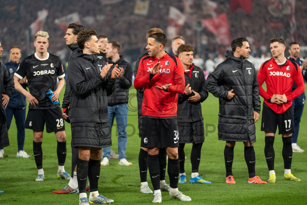 VfB Stuttgart vs. SC Freiburg, Fussball, DFB-Pokal, Halbfinale, 23.04.2026 | SC Freiburg Spieler bedanken sich bei den Fans,VfB Stuttgart vs. SC Freiburg, Fussball, DFB-Pokal, Halbfinale, 23.04.2026DFB regulations prohibit any use of photographs as image sequences and/or quasi-video