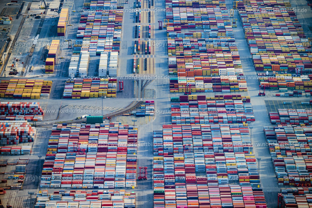 Bremerhaven_Eurogate_Container_Terminal_ELS_4700040223 | BREMERHAVEN 04.02.2023 Containerterminal im Containerhafen des Überseehafen in Bremerhaven im Bundesland Bremen, Deutschland. Weiterführende Informationen bei: EUROGATE GmbH & Co. KGaA, KG. // Container Terminal in the port of the international port in Bremerhaven in the state Bremen, Germany. Further information at: EUROGATE GmbH & Co. KGaA, KG. Foto: Martin Elsen