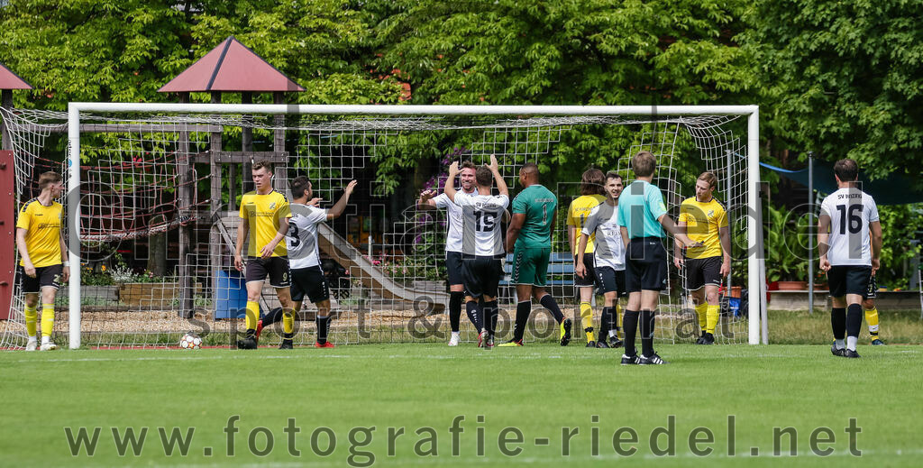2023-07-23_110_SV_Anzing_gegen_SC_Kirchasch | Anzing, Deutschland, 23.07.2023:
Fußball, Kreisliga 2023 / 2024, Testspiel, SV Anzing gegen SC Kirchasch, Endergebnis: 5:1

Gabriel Hrase (SV Anzing, #3), Alexander Dausch (SV Anzing, #14), Daniel Deutschbein (SV Anzing, #15), Torwart Sven Kouame (SC Kirchasch, #1), Bastian Bönisch (SC Kirchasch, #16), Schiedsrichter Niklas Teschauer, Stefan Moser (SV Anzing, #16)

Foto: Christian Riedel / fotografie-riedel.net