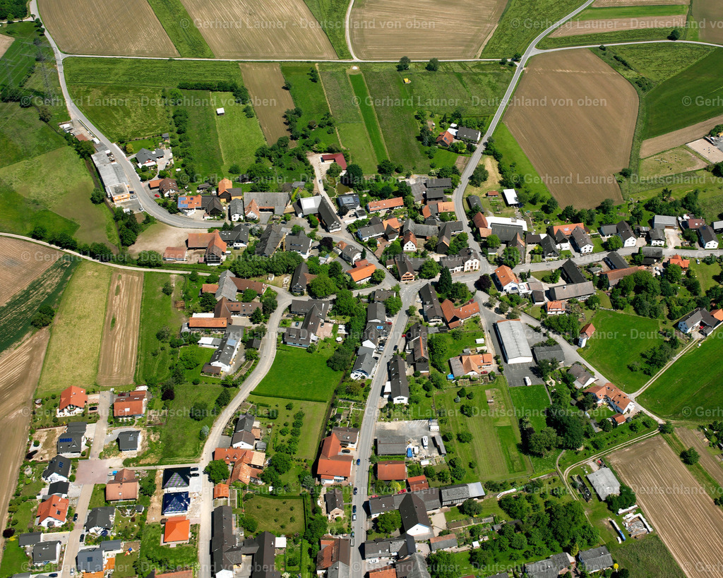 2626161 | ZIEROLSHOFEN 09.06.2006 Landwirtschaftliche Nutzflächen und Feldgrenzen  umsäumen das Siedlungsgebiet des Dorfes in Zierolshofen im Bundesland Baden-Württemberg, Deutschland // Agricultural land and field boundaries surround the settlement area of the village  in Zierolshofen in the state Baden-Wuerttemberg, Germany Foto: Gerhard Launer