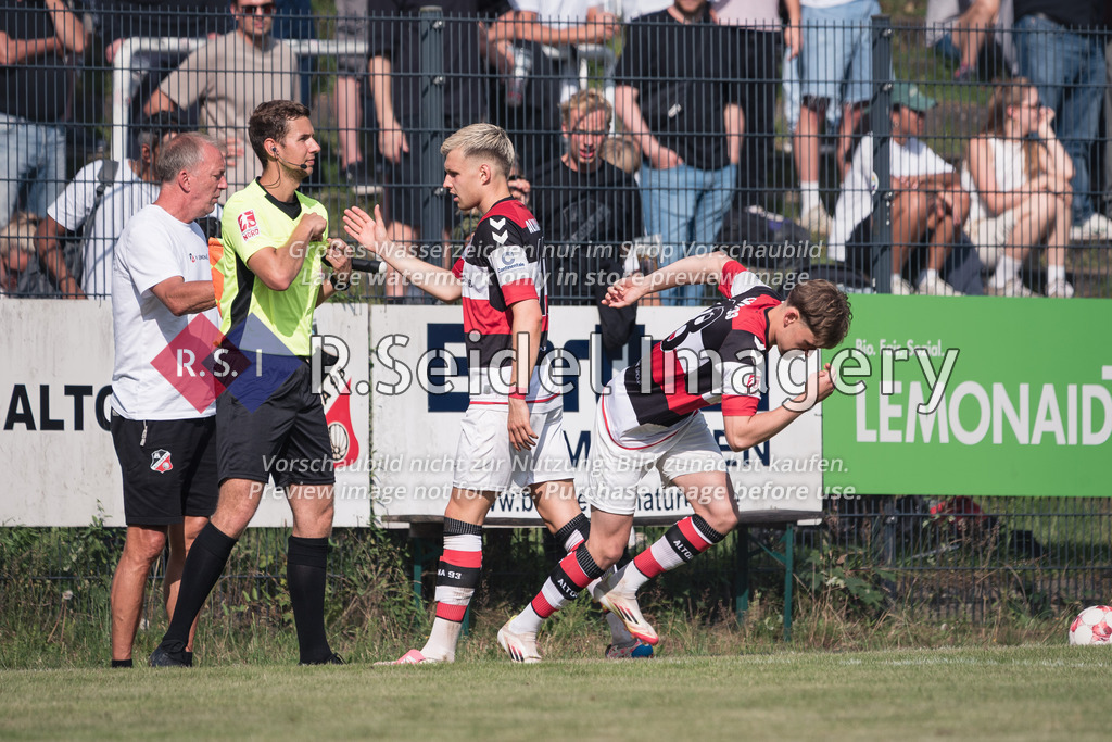 RS-1-127341 | Niklas Jovanovic (#18, AFC) wird für Gianluca Przondziono (#10, AFC) eingewechselt und testet den Rasen und bekreuzigt sich beim Einlauf.. Jan Krummen (Schiedsrichterassistent, Linienrichter) steht daneben.