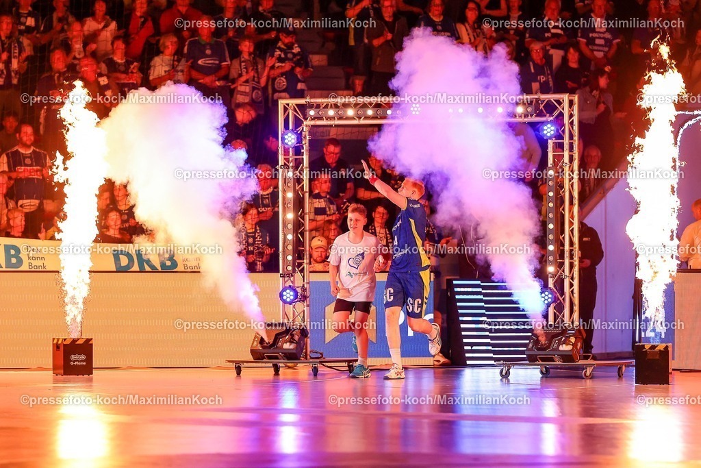 Gum30042601018 | 30.04.2026, Handball, 1. HBL, VfL Gummersbach - Frisch Auf! Göppingen, Saison 2025 / 2026 Herren, Schwalbe-Arena: Feature Einlaufen der Spieler vor den vollen Zuschauerplätzen Einlaufshow 