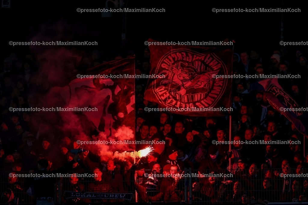 BVBII26012502077 | 26.01.2025, Fußball, 3.Liga, Borussia Dortmund II - Arminia Bielefeld, Stadion Rote Erde, Saison 2024 2025: Die Fans im Gästeblock zünden bengalisches Feuer und PyrotechnikDFB regulations prohibit any use of photographs as image sequences and or quasi-video.