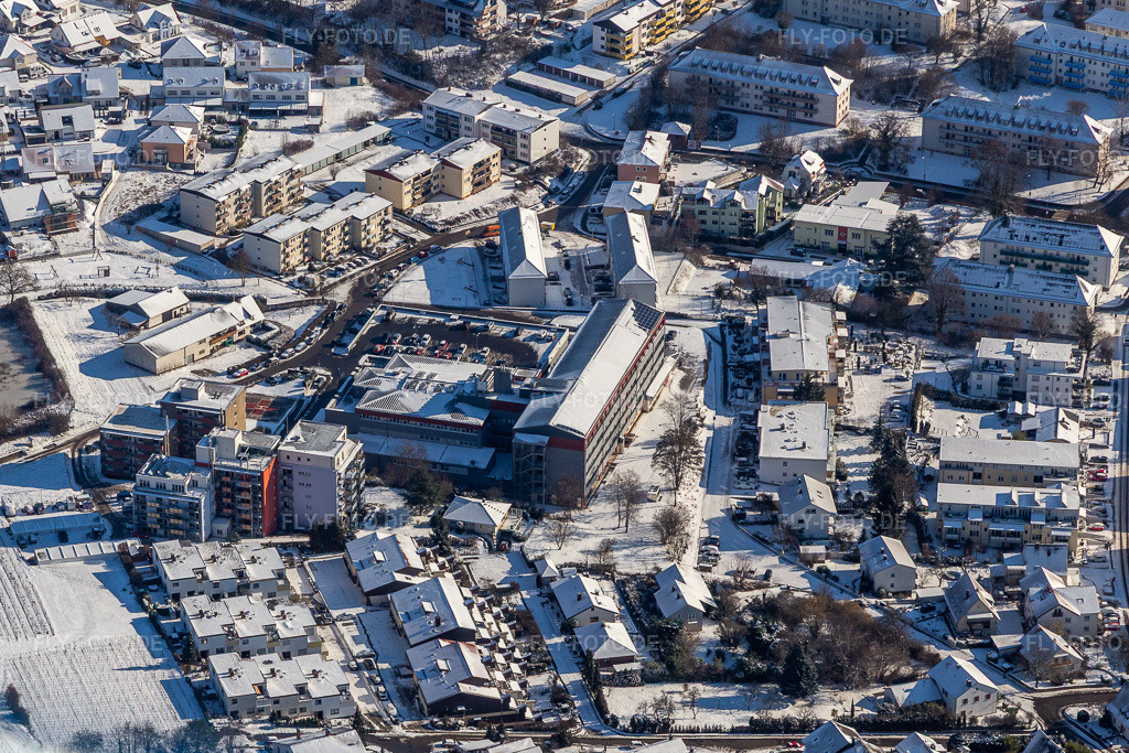 Luftbild: Winterluftbild im Schnee vom Krankenhaus Bad Bergzabern in Bad Bergzabern im Bundesland Rheinland-Pfalz in Deutschland. Foto: IMG_124400.jpg vom 11.02.2021 durch Werner Riehm/FLY-FOTO.de