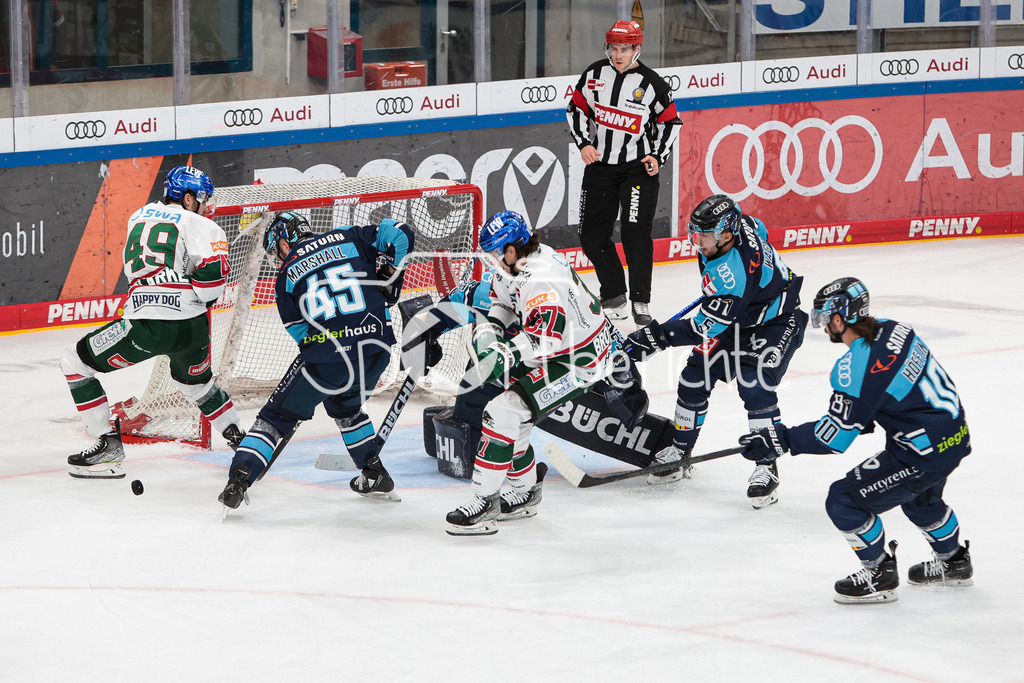 ERC Ingolstadt - Augsburger Panther  | Michael Clarke (AEV #49) bringt die Scheibe nicht ins Tor der Hausherren