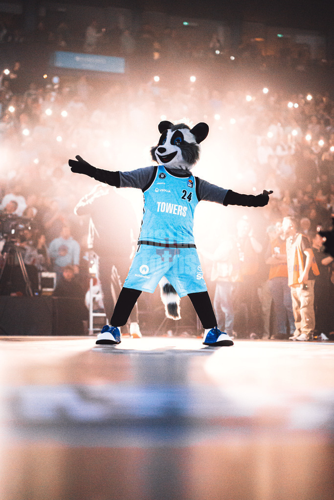 Basketball | Männer | Saison 2023/2024 | easyCredit Basketball Bundesliga | Veolia Towers Hamburg vs. FC Bayern München | 26.03.2024 | Das neue Maskottchen der Hamburg Towers Willy der Waschbär
