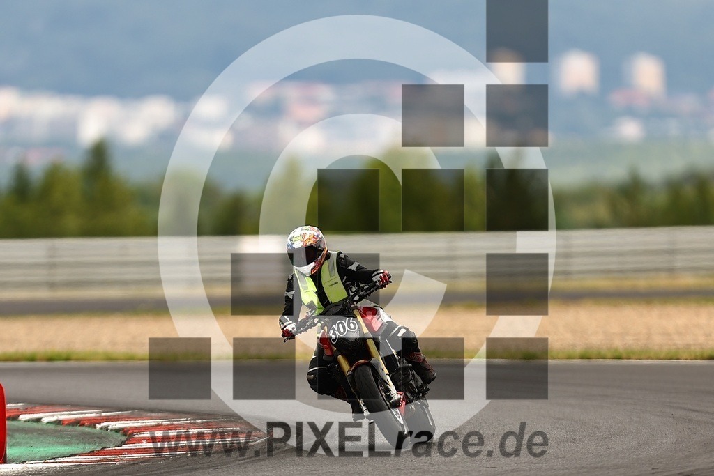 0306-20250729_02964 | Schöne Erinnerungen an spannende Momente - das festzuhalten ist unser Job. PIXELrace.de ist seit 2003 auf den Rennstrecken Europas unterwegs um die Action draußen beim Fahren und die wunderbare Stimmung imm Fahrerlager für euch einzufangen.