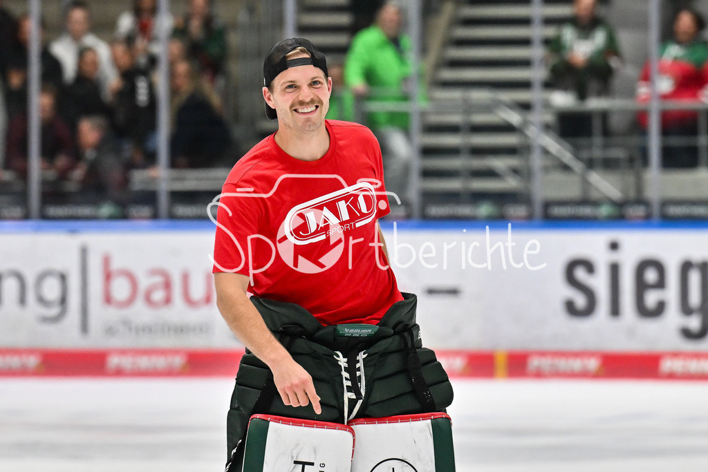 Augsburger Panther - Kölner Haie | Glückliche Augsburger Panther feiern den Heimsieg gegen Köln mit den heimischen Fans / DEL: Augsburger Panther - Kölner Haie; Curt Frenzel Stadion am 26.09.2025 / Michael GARTEIG (Augsburger Panther 34 / Einzelfoto / Freisteller