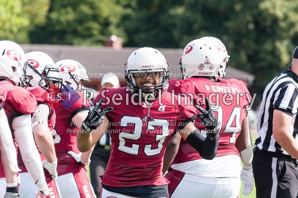 American Football, Saison 2022, Regionalliga Nord, Hamburg Blue Devils - Hamburg Pioneers, Dr.-Hermann-Schnell-Sportplatz (Hamburg), 13.08.2022, 8. Gameweek | Entspannte Führung: Glenn Mac Carthy (#23, Pioneers, DB) posiert während einer Pause für die Kamera.
