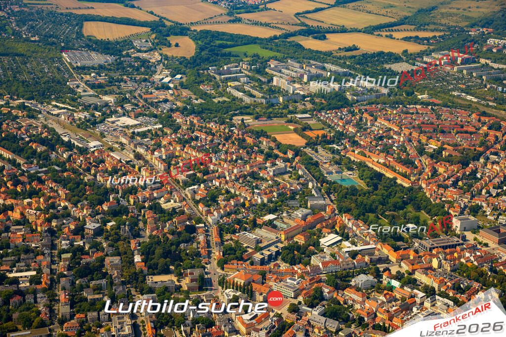 Luftbild der Stadt Weimar - Die Luftaufnahme wurde 2025 vom UL-Flugzeug heraus erstellt ( keine Drohne ) - Hochauflösende Luftaufnahme - für professionelle Ausdrucke geeignet. Die Geschenkidee !Hier alle&nbsp;Infos zur Lizenzierung der LuftaufnahmeWir fliegen auch dieses Jahr wieder in Ihre Region um Luftbilder zu erstellen.- Luftbild anfragen