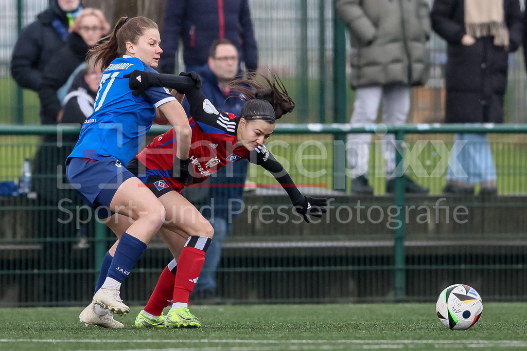 Fussball, Testspiel Frauen, Hamburger SV - 1. FFC Turbine Potsdam | v.li.: Emilie Bernhardt (1. FFC Turbine Potsdam, 31) und Vildan Kardesler (Hamburger SV, 7) im Zweikampf, Duell, Dynamik, Aktion, Action, Spielszene