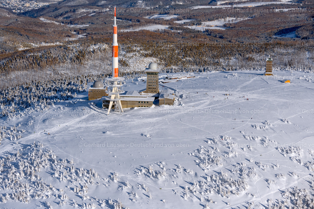 4044899 | SCHIERKE 14.02.2021 Winterlich schneebedeckte Funkturm und Sendeanlage auf der Kuppe des Brocken im Harz in Schierke im Bundesland Sachsen-Anhalt, Deutschland. Weiterführende Informationen bei: DFMG Deutsche Funkturm GmbH,  Deutscher Wetterdienst DWD. // Wintry snowy radio tower and transmitter on the crest of the mountain range Brocken in Harz in Schierke in the state Saxony-Anhalt, Germany. Further information at: DFMG Deutsche Funkturm GmbH,  Deutscher Wetterdienst DWD. Foto: Gerhard Launer