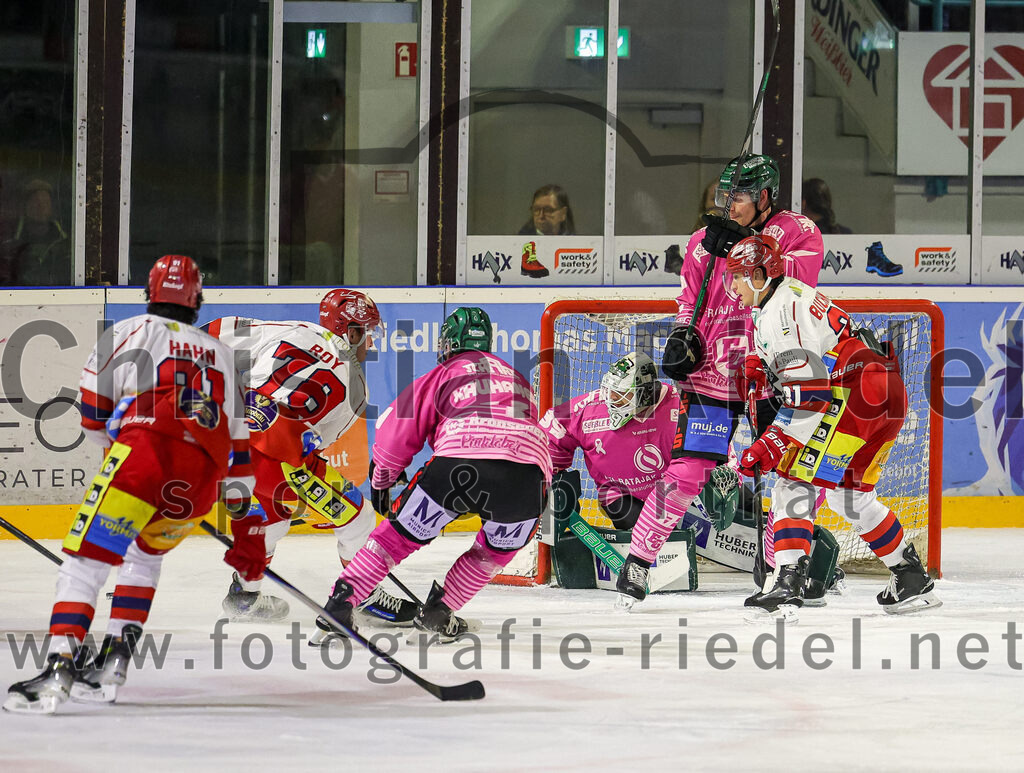 2025-10-24_109_TSV_Erding_gegen_Deggendorfer_SC | Erding, Deutschland, 24.10.2025:Eishockey, Oberliga Süd 2025 / 2026, 11. Spieltag, TSV Erding gegen Deggendorfer SC, Endergebnis: 2:4Dante Hahn (Deggendorfer SC, #91), Harrison Roy (Deggendorfer SC, #78), Thomas Matheson (Erding Gladiators, #37), Torwart Leon Meder (Erding Gladiators, #39), Elia Ostwald (Erding Gladiators, #17)Foto: Christian Riedel / fotografie-riedel.net
