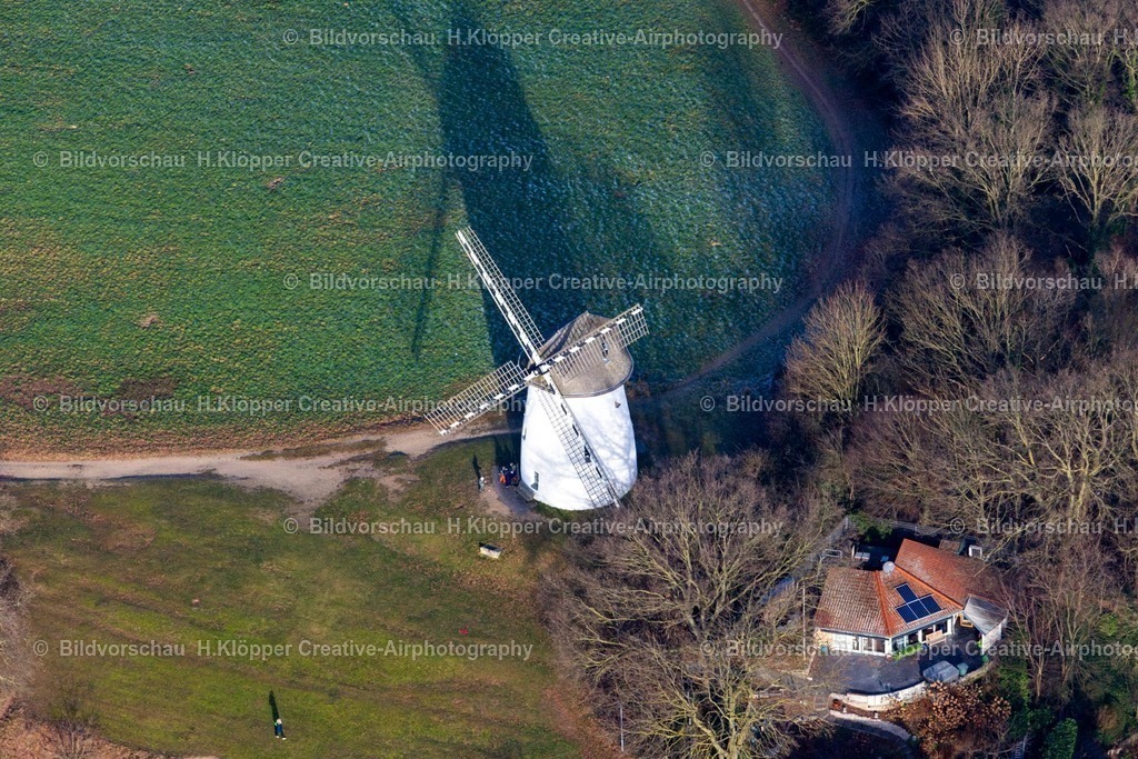 Luftbild Krefeld-8181 | Luftbildfotografie Lufbild Historische Windmühle am Rand von bestellten Feldern in Krefeld im Bundesland Nordrhein-Westfalen - Realisiert mit Pictrs.com