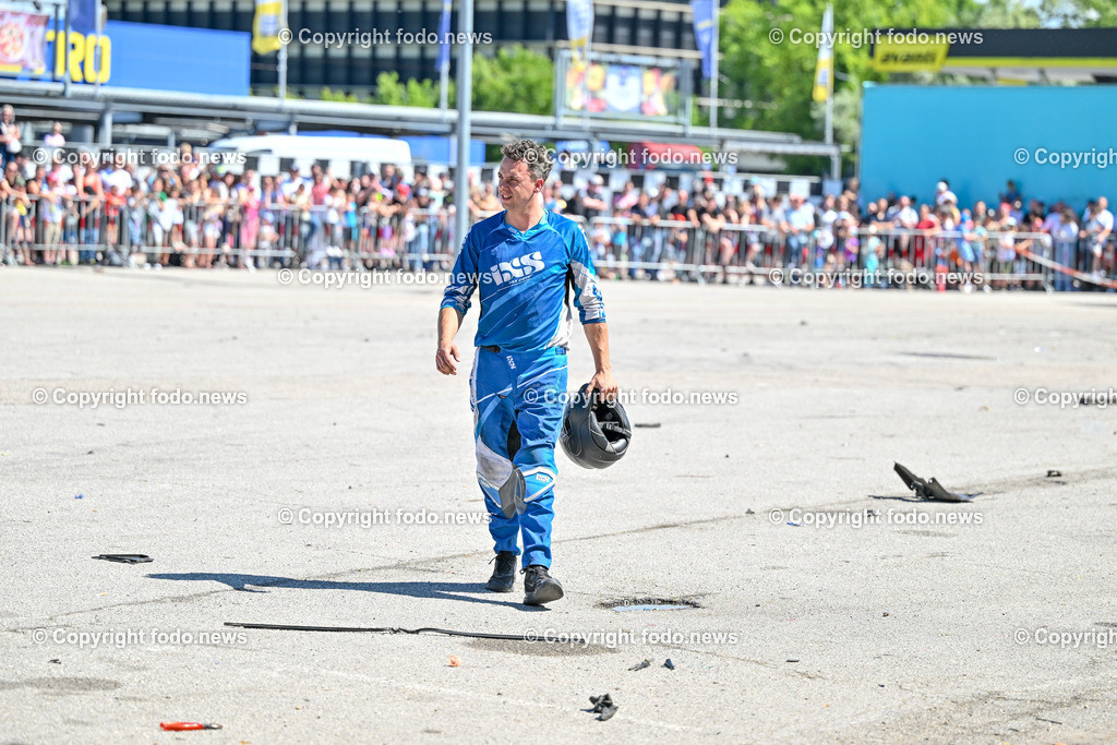 Linz_ Autostunt_ Monstertruck_ Show_ 20.05.2024-30 | 20.05.2024, Linz, AUT, Stuntshow, im Bild Linz, Autostunt, Monstertruck, Show, Schrottauto, Stuntman, Motor, Artistik, Ueberschlag, Feuershow, Zuschauer