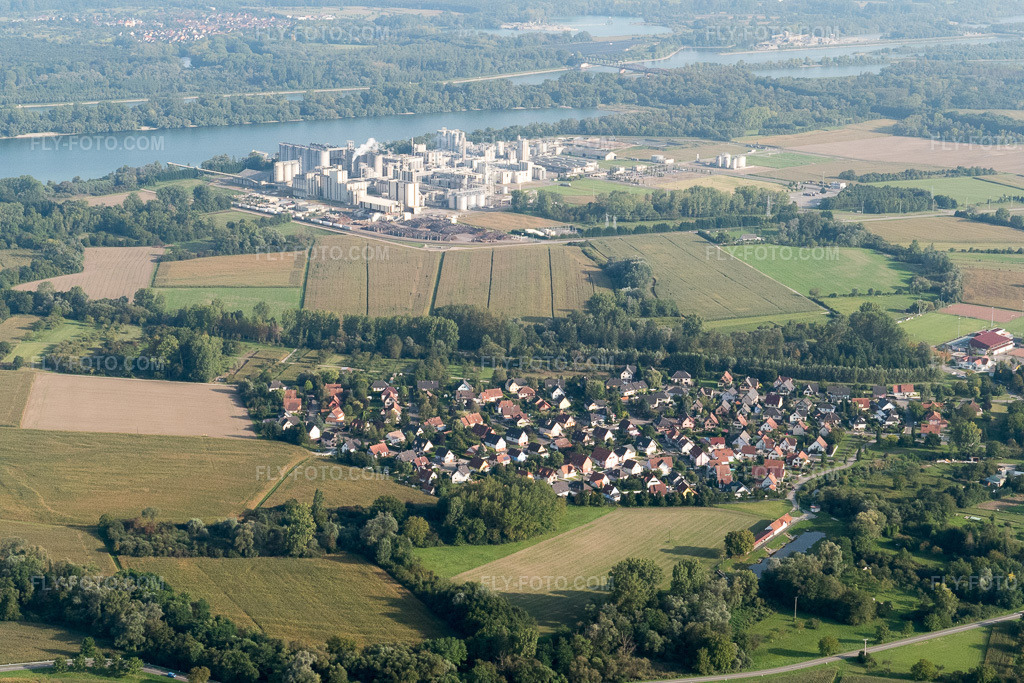 Aerial view: View of the town in Beinheim in the state Bas-Rhin, France.Photo: P1000885.jpg taken on 09/15/2014 by Werner Riehm/FLY-FOTO.comResolution of the original: 5472 x 3648 px