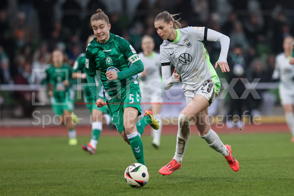 Fussball, Google Pixel Frauen-Bundesliga, SV Werder Bremen - VfL Wolfsburg | v.li.: Michelle Ulbrich (SV Werder Bremen, 5) und Jule Brand (VfL Wolfsburg, 29) im Zweikampf, Duell, Dynamik, Aktion, Action, Spielszene, DIE DFB-RICHTLINIEN UNTERSAGEN JEGLICHE NUTZUNG VON FOTOS ALS SEQUENZBILDER UND/ODER VIDEOÄHNLICHE FOTOSTRECKEN. DFB REGULATIONS PROHIBIT ANY USE OF PHOTOGRAPHS AS IMAGE SEQUENCES AND/OR QUASI-VIDEO.