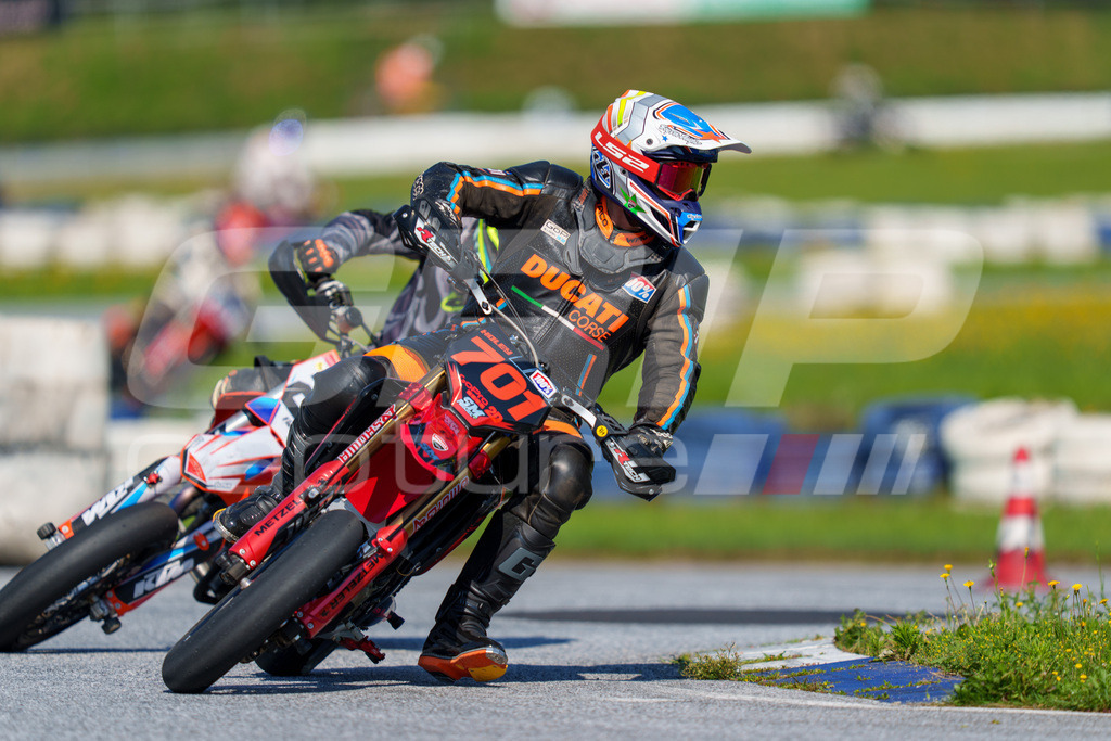SuperMoto_Staatsmeisterschaft_Greinbach_210 | GRIPcapture steht für authentische Sportfotografie in Österreich – für Momente, die mehr sind als Geschwindigkeit oder Ergebnis. Es geht um Emotion, Spannung, Fokus und den Augenblick, der oft nur einen Wimpernschlag dauert.Ob Motorsport, Teamsport oder 