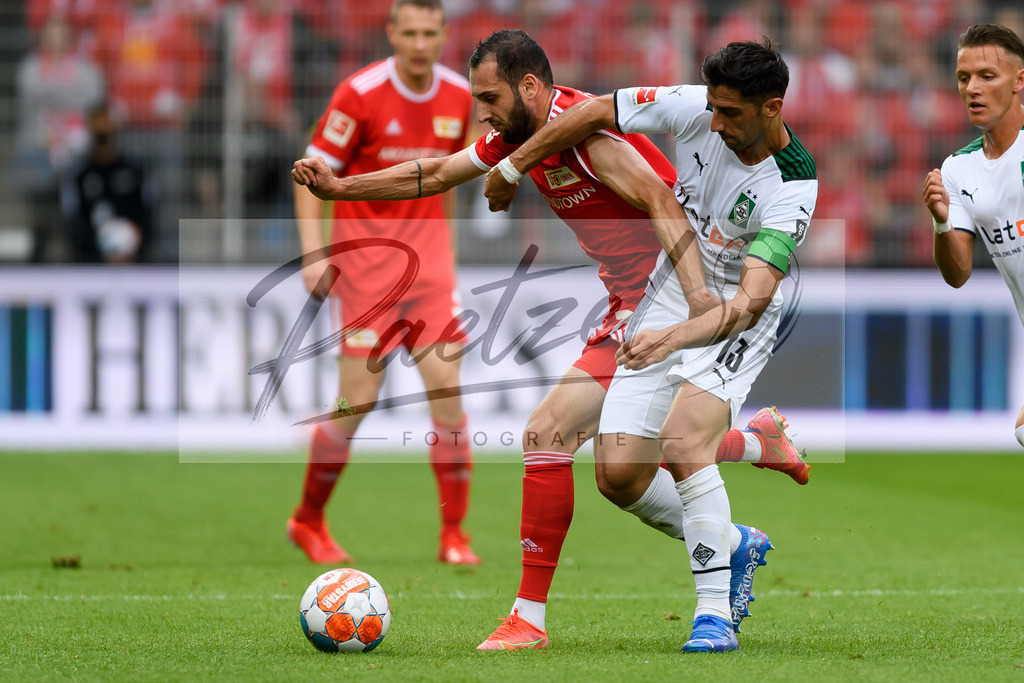 FCUBMG20210829_140 | Fussball, Herren: Levin Oeztunali (1.FC Union Berlin) und Lars Stindl (Borussia Moenchengladbach) im Zweikampf beim Spiel der 1. Bundesliga zwischen 1. FC Union Berlin und Borussia Moenchengladbach im Stadion An der Alten Foersterei am 29.08.2021 in Berlin, Deutschland. - Realisiert mit Pictrs.com