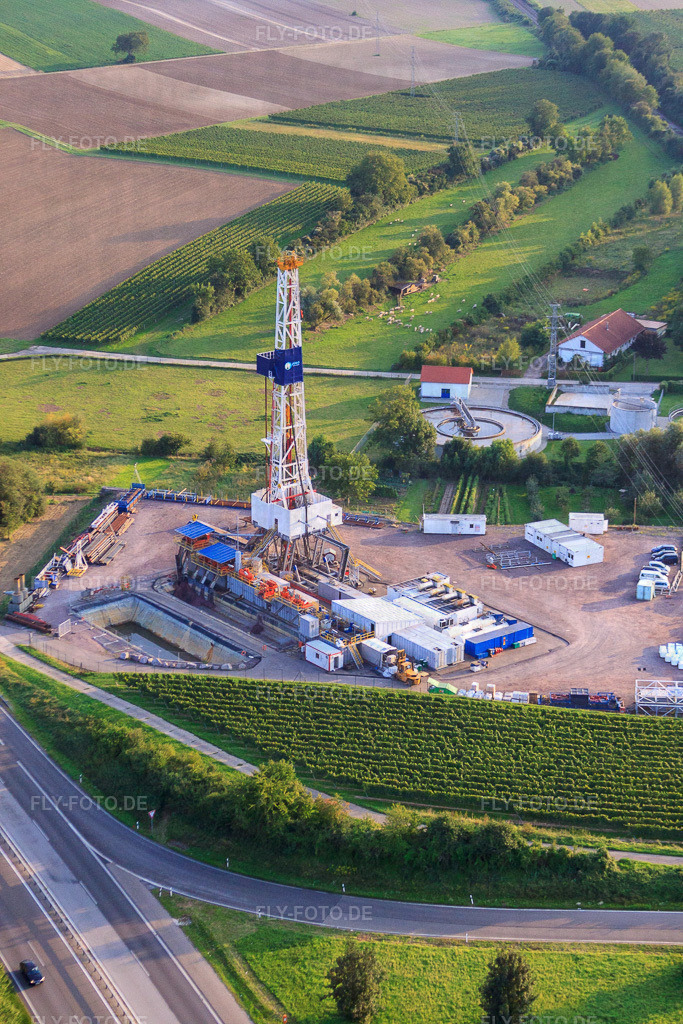 Baustelle zur 2. Bohrung an der Geothermieanlage an der A65 | Luftbild: Baustelle zur 2. Bohrung an der Geothermieanlage an der A65 in Insheim im Bundesland Rheinland-Pfalz in Deutschland. Foto: IMG_33163.jpg vom 04.09.2010 durch Werner Riehm/FLY-FOTO.de - Realisiert mit Pictrs.com