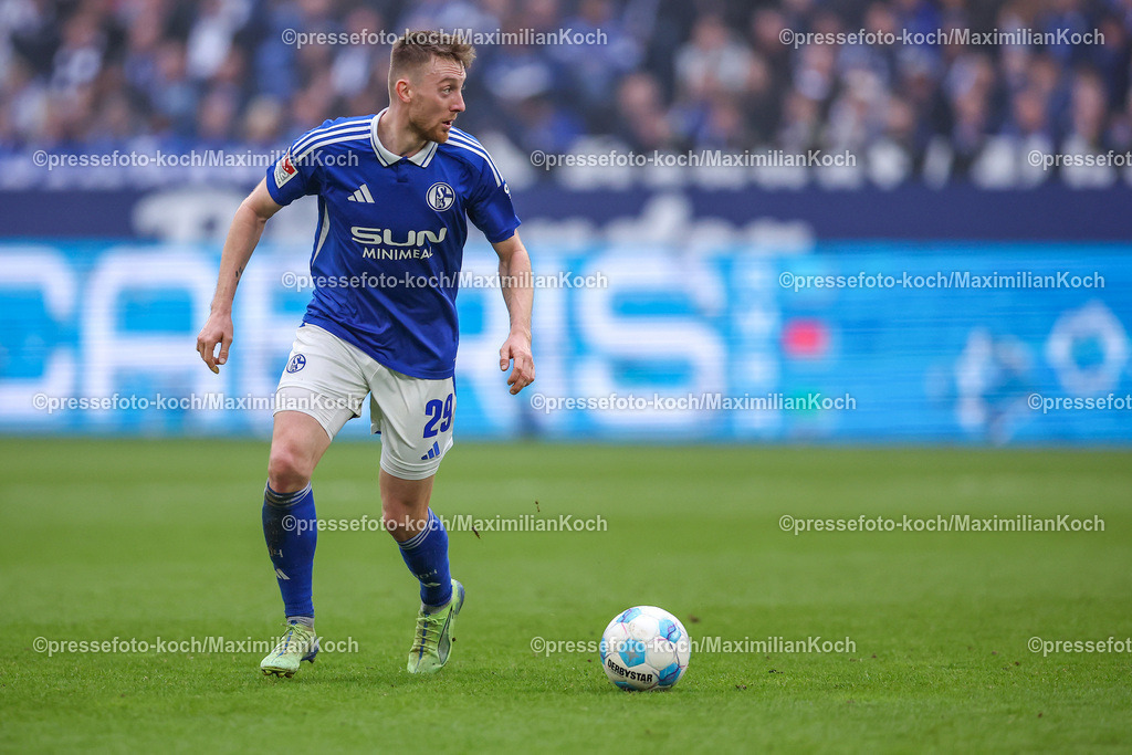Schalke10112402124 | 10.11.2024, Fußball, FC Schalke 04 - SSV Jahn Regensburg, 2. Fußball Bundesliga, Veltins-Arena Gelsenkirchen, Saison 2024 2025: Tobias Mohr (S04 #29) DFB regulations prohibit any use of photographs as image sequences and or quasi-video.