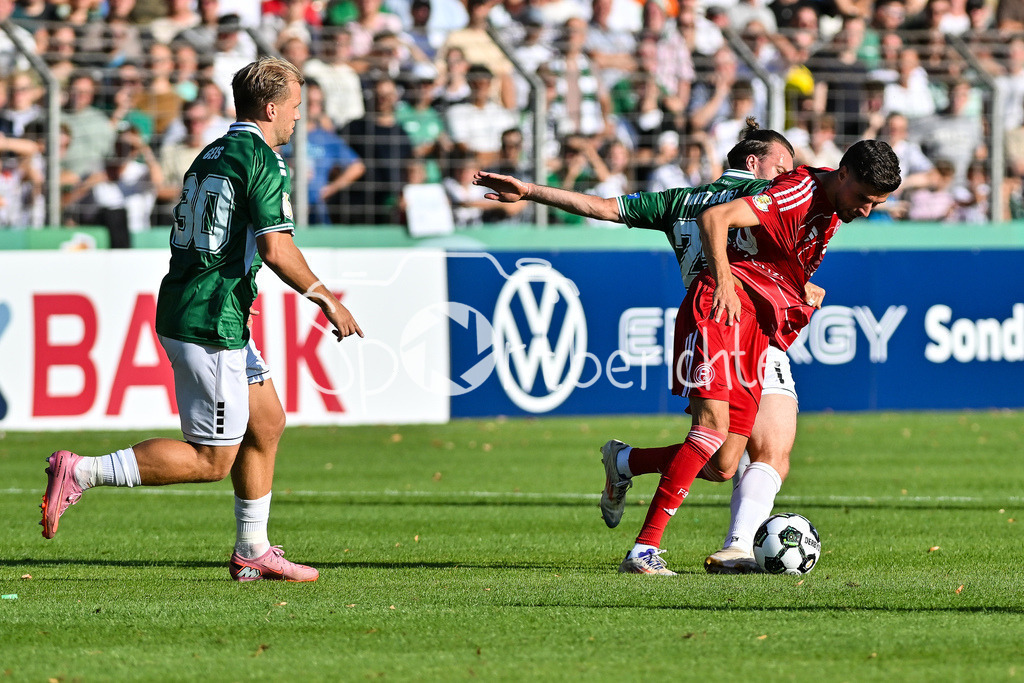 1. FC Schweinfurt 05 - Fortuna Düsseldorf | v. l. Johannes GEIS (Schweinfurt 30), Manuel WINTZHEIMER (Schweinfurt 25) und Anouar El AZZOUZI (Fortuna 8) / Zweikampf / DFB-Pokal: 1. FC Schweinfurt 05 - Fortuna Düsseldorf; Riedel-Bau Arena am 18.08.2025