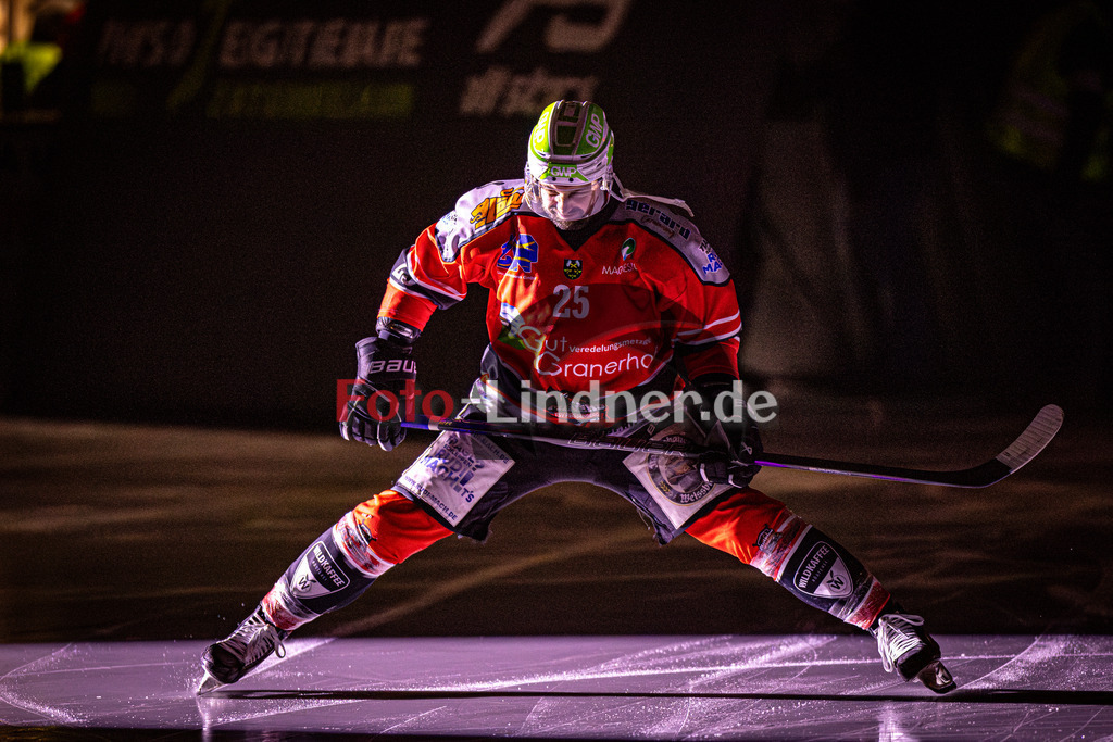 TSV Peißenberg MINERS gegen EHC Königsbrunn PINGUINE | Eishockey Bayernliga Herren Playoffs Viertelfinale 2024/25 - Spiel 2 von 7, TSV Peißenberg MINERS gegen EHC Königsbrunn PINGUINE, 20250209,Marius KLEIN (MINERS 25) beim Einlauf, Eröffnung,2025-02-09 in Peißenberg (Eisstadion Peißenberg)Marius KLEIN (MINERS 25)Copyright: WolfgangxLindner foto-lindner.de